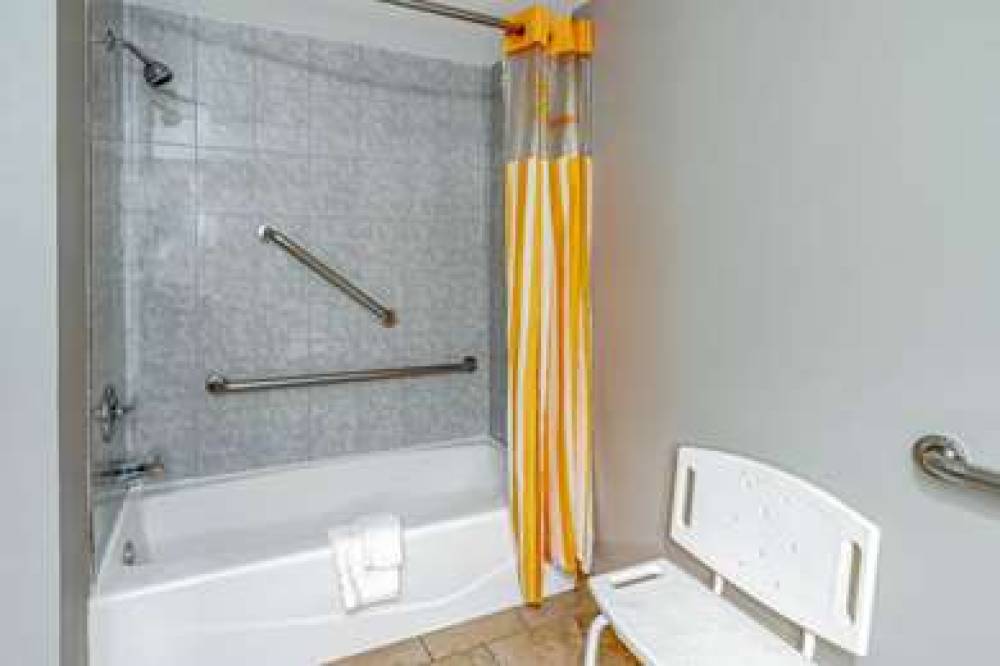 La Quinta Inn & Suites Dallas I-35 Walnut Hill Ln 10