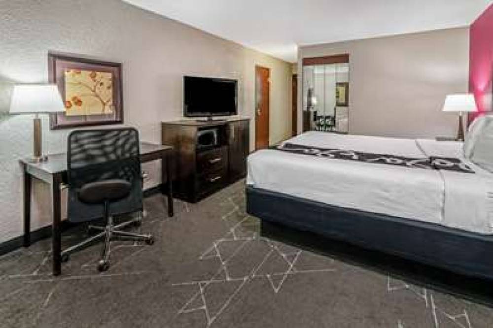 La Quinta Inn & Suites Dallas I-35 Walnut Hill Ln 9
