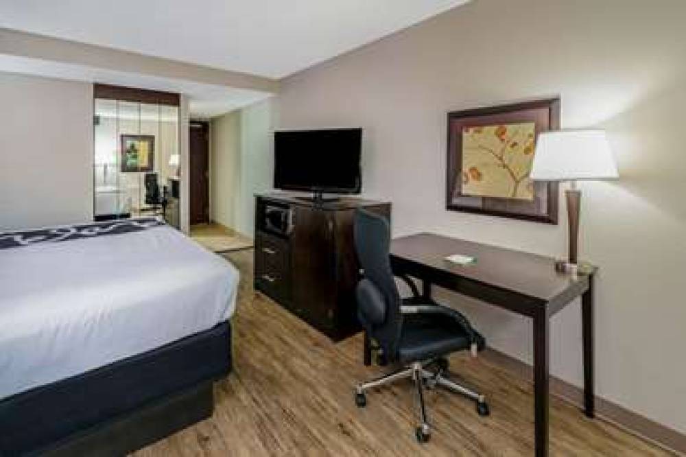 La Quinta Inn & Suites Dallas I-35 Walnut Hill Ln 7