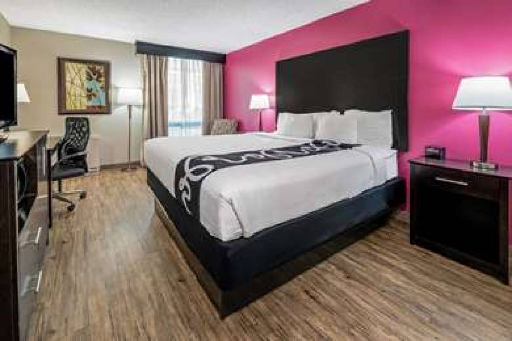 La Quinta Inn & Suites Dallas I-35 Walnut Hill Ln 6