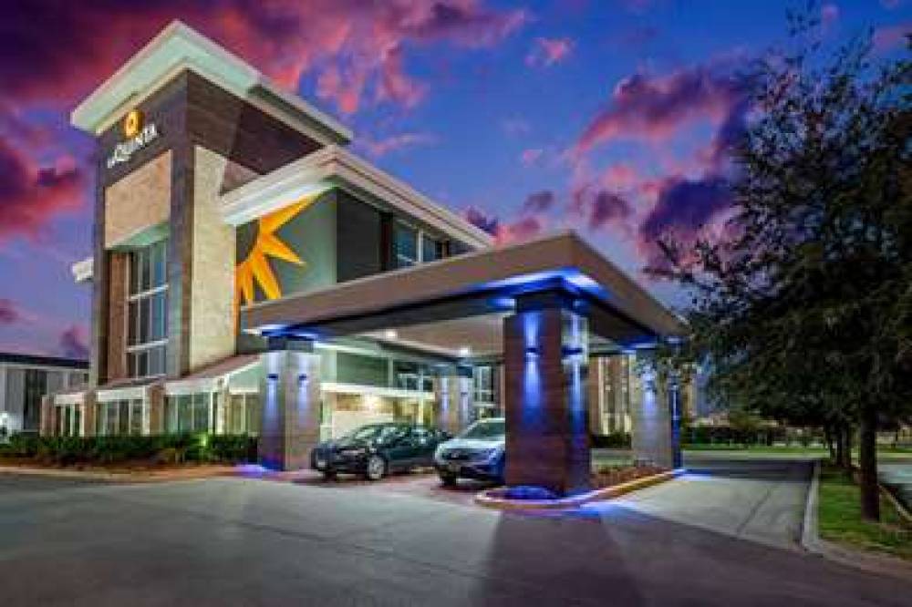 La Quinta Inn & Suites Dallas I-35 Walnut Hill Ln 3
