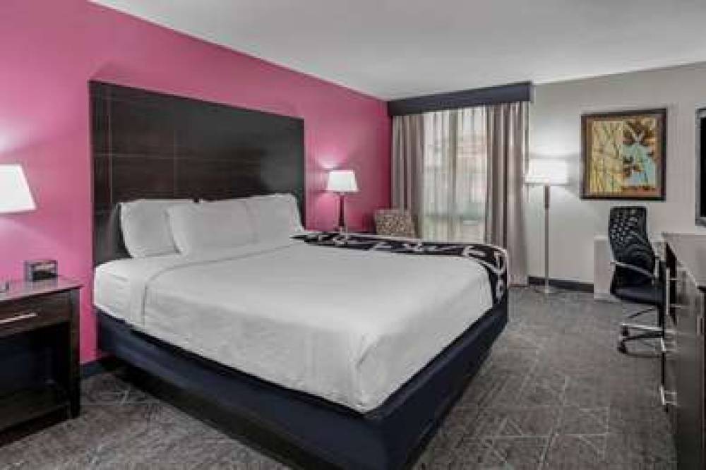 La Quinta Inn & Suites Dallas I-35 Walnut Hill Ln 8