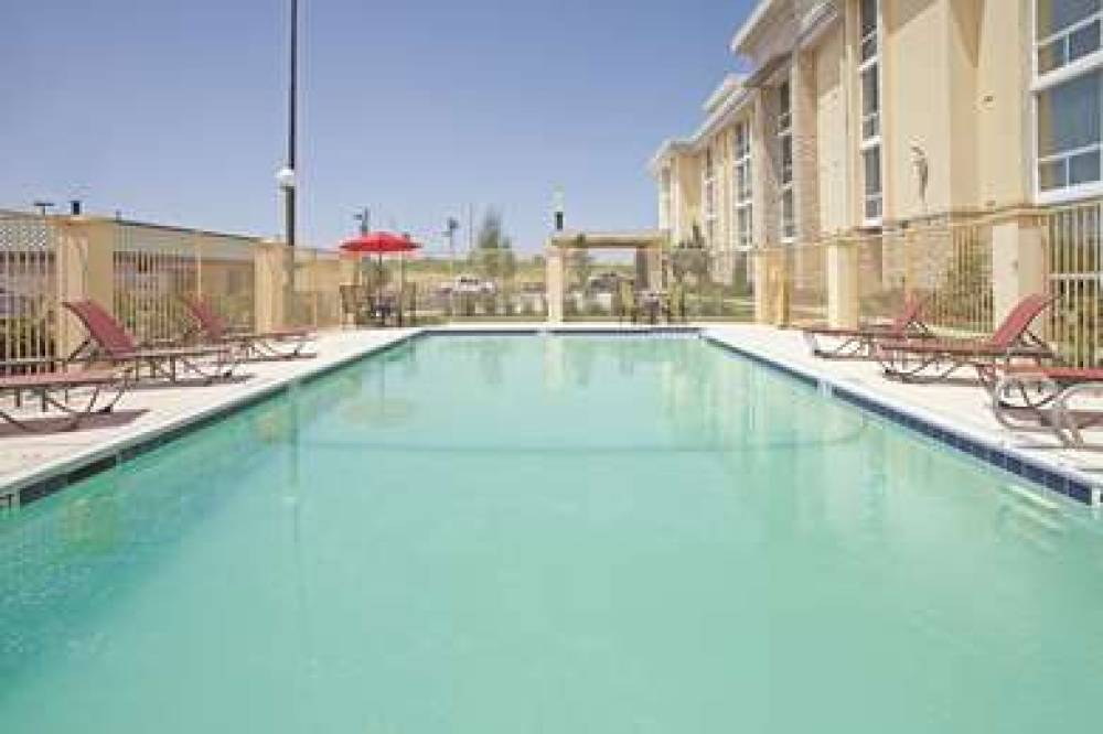 La Quinta Inn & Suites Dallas I-35 Walnut Hill Ln 5