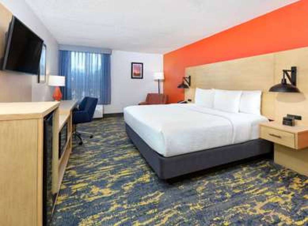 La Quinta Inn & Suites Dallas - Las Colinas 7