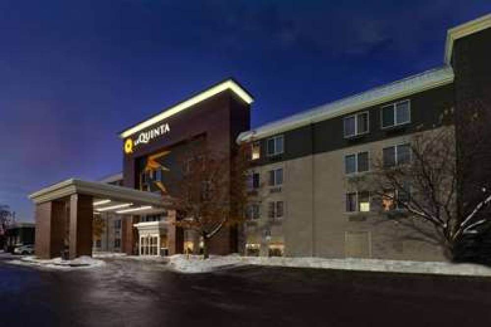 La Quinta Inn & Suites Detroit Utica 1