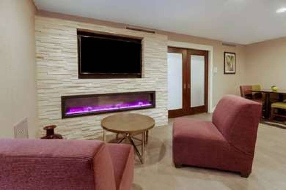 La Quinta Inn & Suites Detroit Utica 10