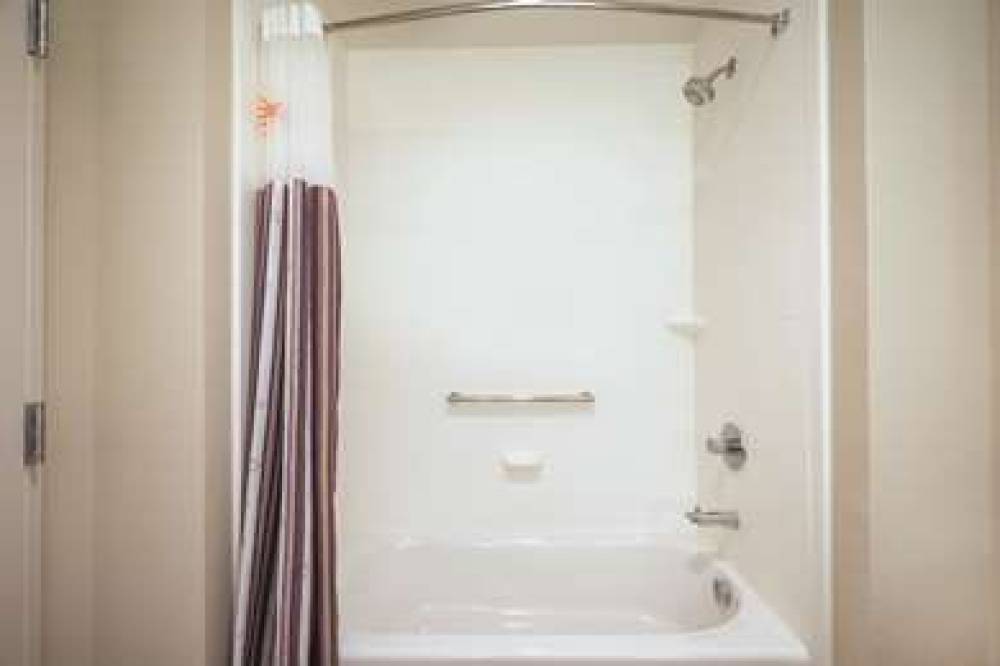 La Quinta Inn & Suites DFW Airport South / Irving 10