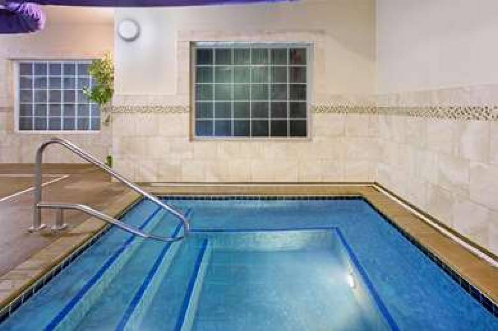 La Quinta Inn & Suites Dickinson 8