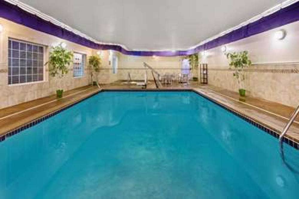 La Quinta Inn & Suites Dickinson 9