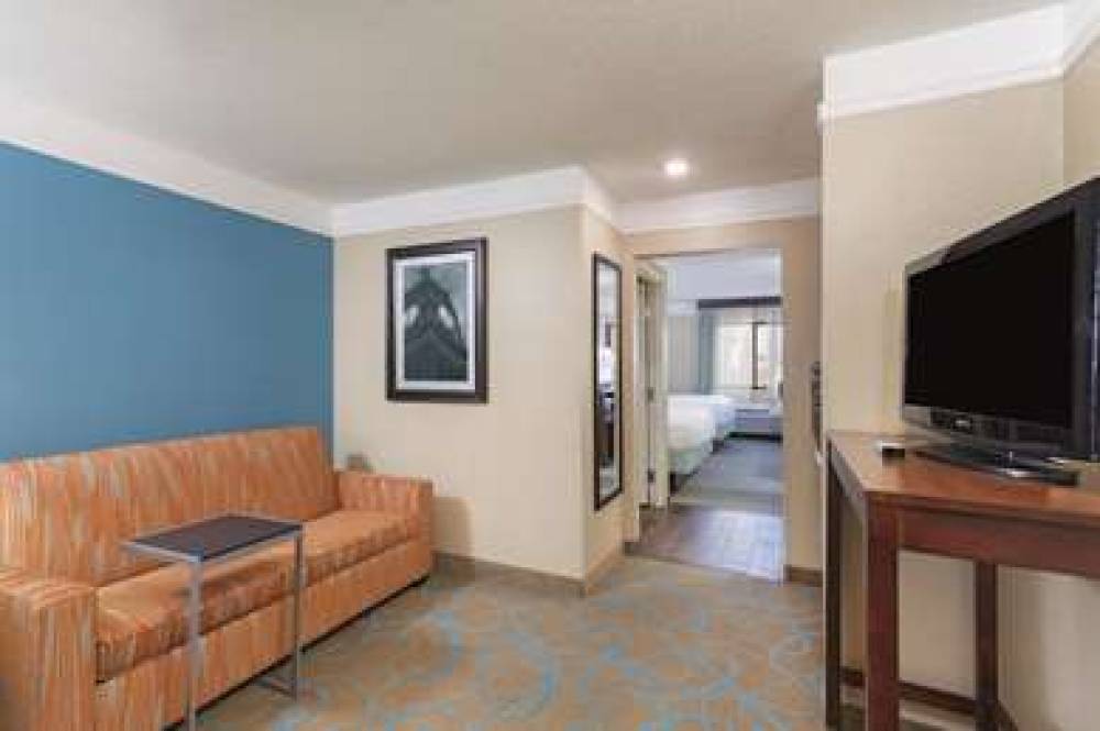 La Quinta Inn & Suites Elizabethtown 9