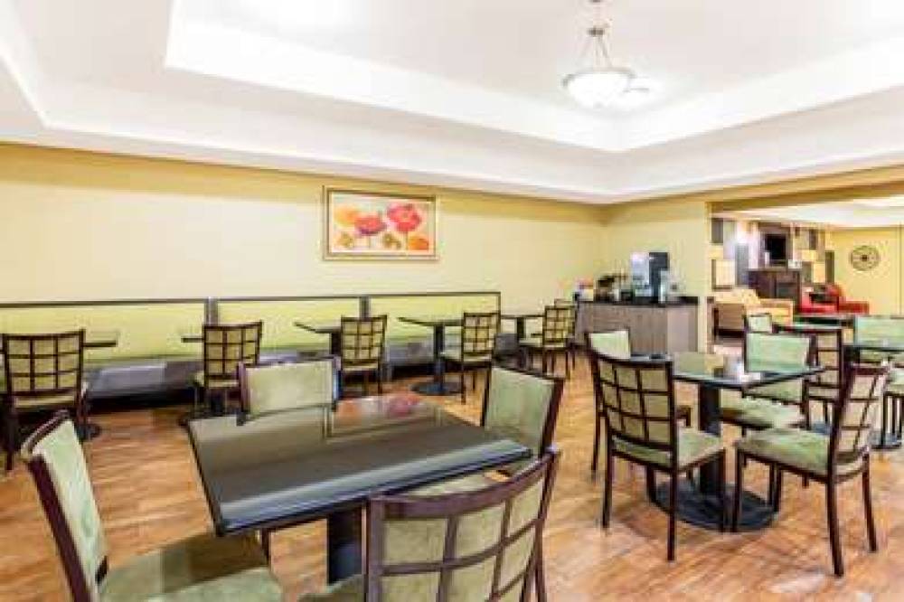 La Quinta Inn & Suites Ennis 9