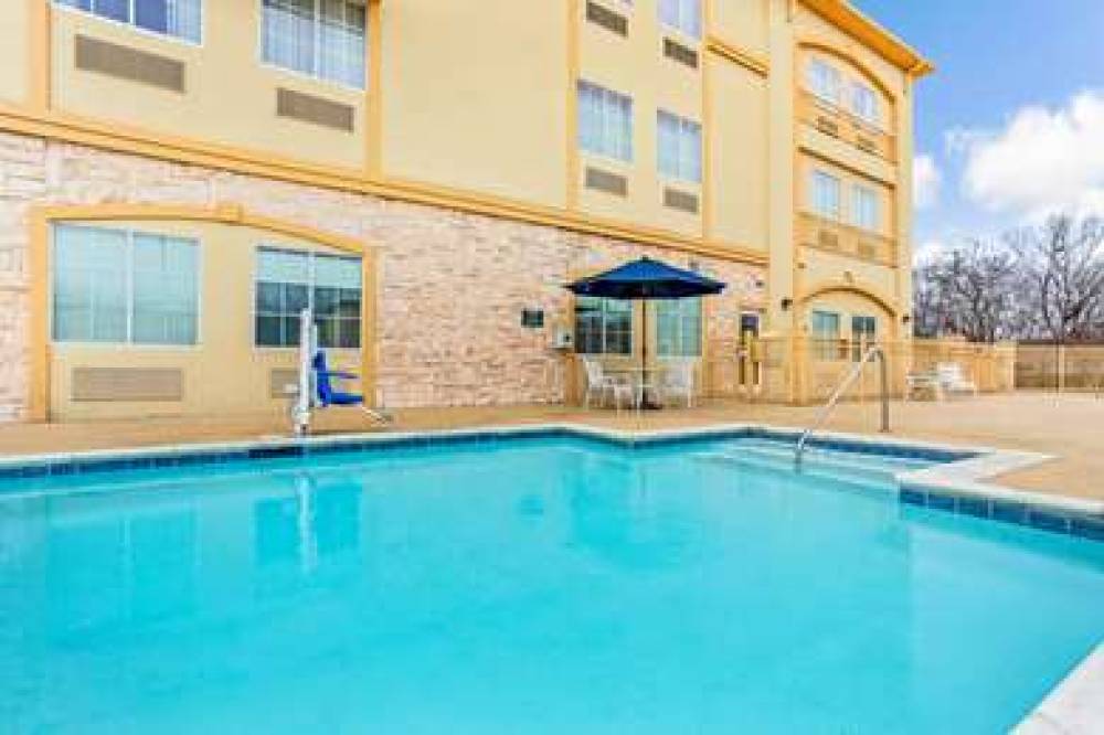 La Quinta Inn & Suites Ennis 8