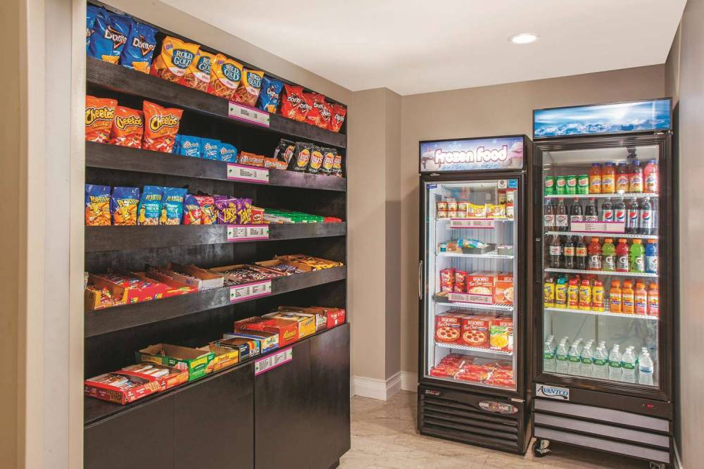 La Quinta Inn & Suites Far Rockaway - JFK Airport 1