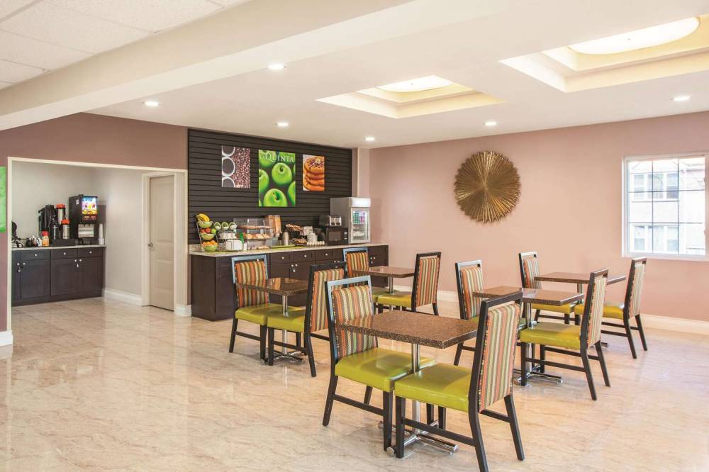 La Quinta Inn & Suites Far Rockaway - JFK Airport 6