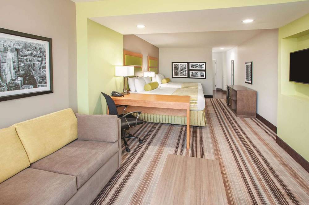 La Quinta Inn & Suites Far Rockaway - JFK Airport 7