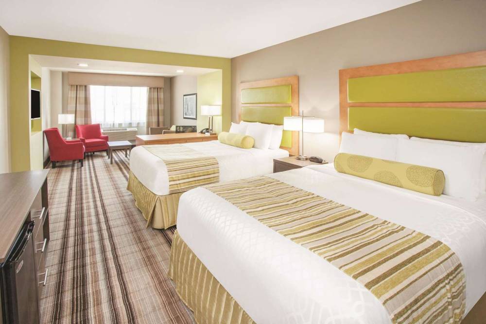 La Quinta Inn & Suites Far Rockaway - JFK Airport 2