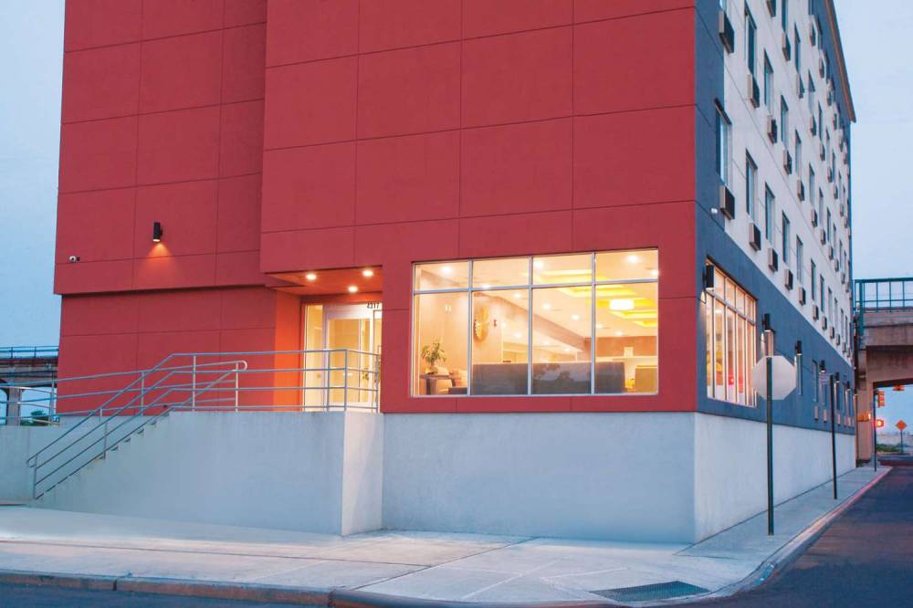 La Quinta Inn & Suites Far Rockaway - JFK Airport 4