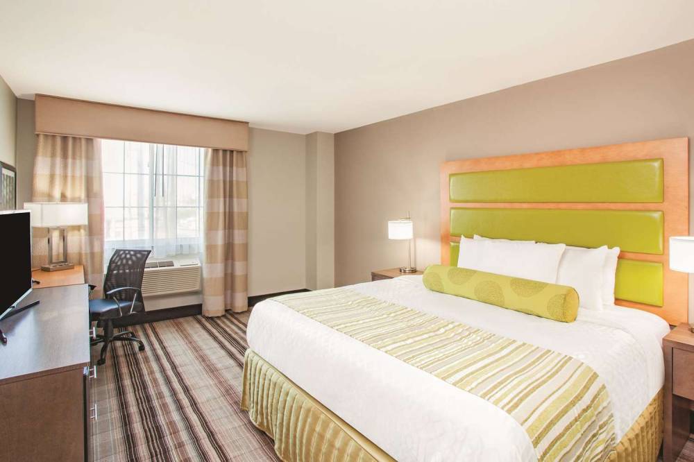La Quinta Inn & Suites Far Rockaway - JFK Airport 10