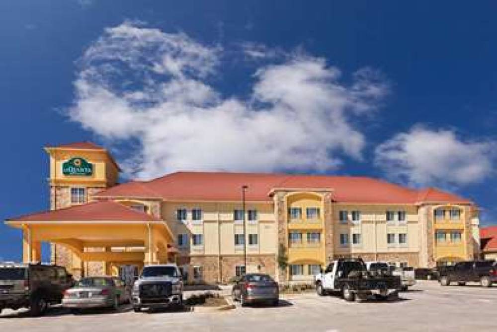 La Quinta Inn & Suites Floresville 1