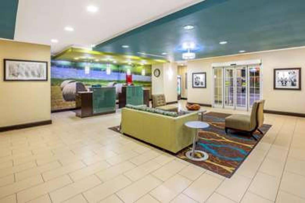 La Quinta Inn & Suites Floresville 9