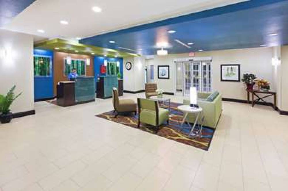 La Quinta Inn & Suites Floresville 7