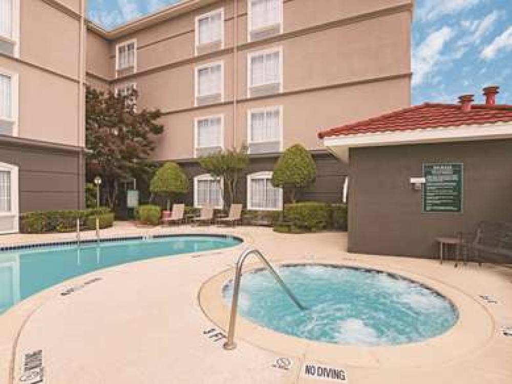 La Quinta Inn & Suites Fort Worth Southwest 10