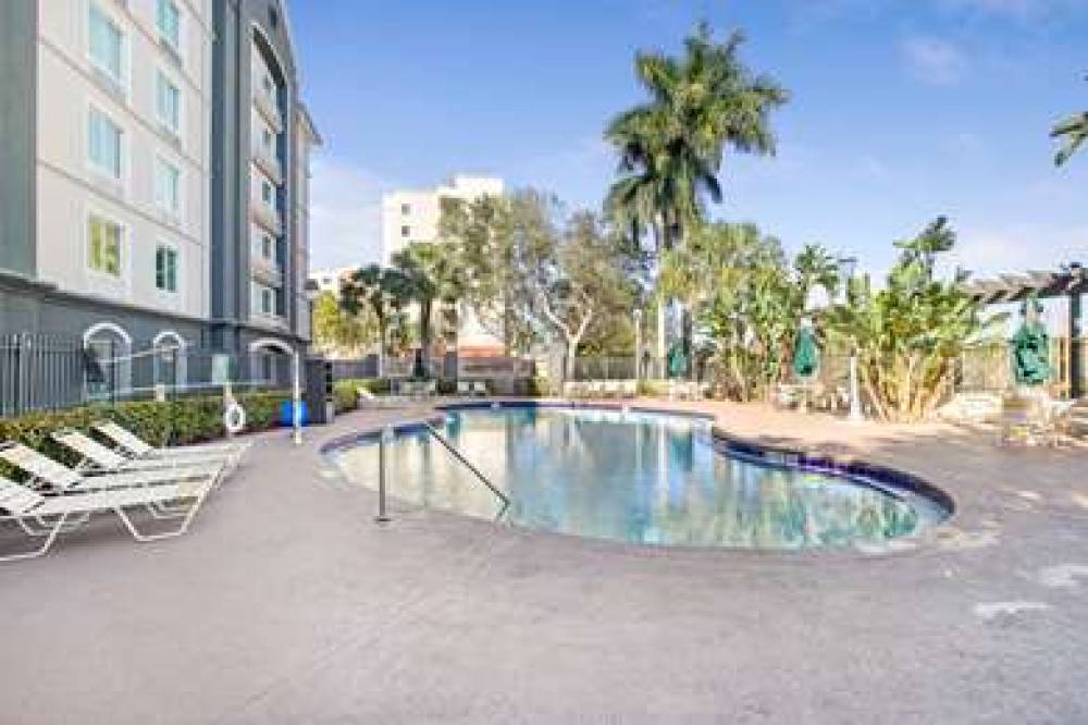 La Quinta Inn & Suites Ft. Lauderdale Airport 9