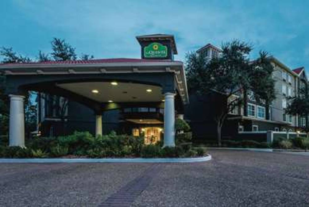 La Quinta Inn & Suites Houston Bush IAH South 3