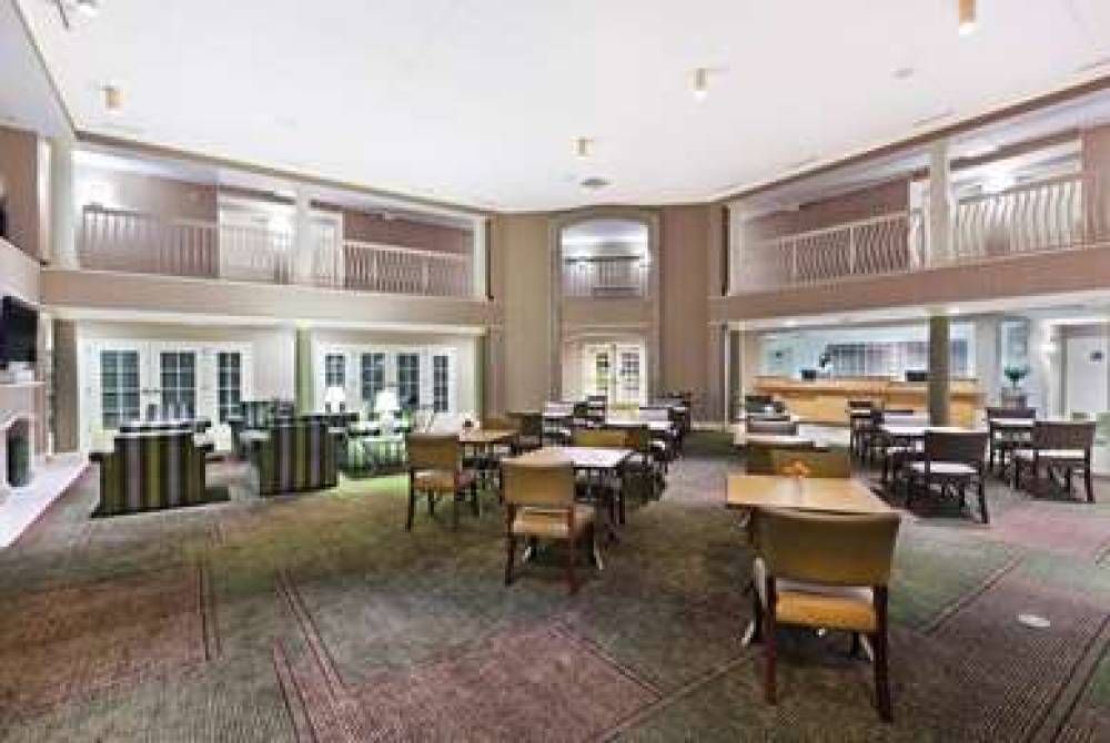 La Quinta Inn & Suites Houston Bush IAH South 8