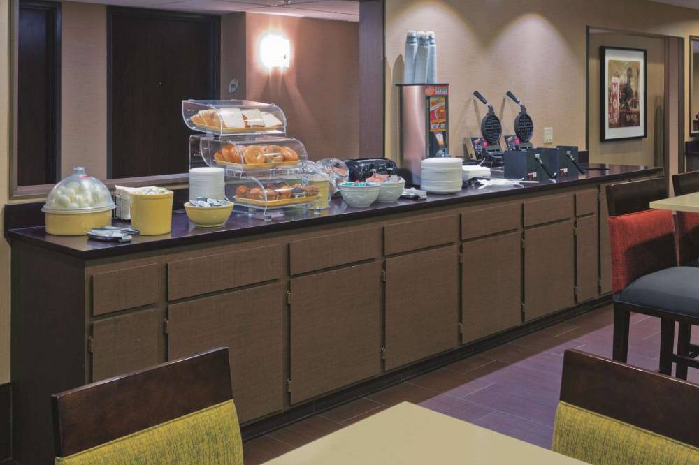 La Quinta Inn & Suites Las Vegas Tropicana 4