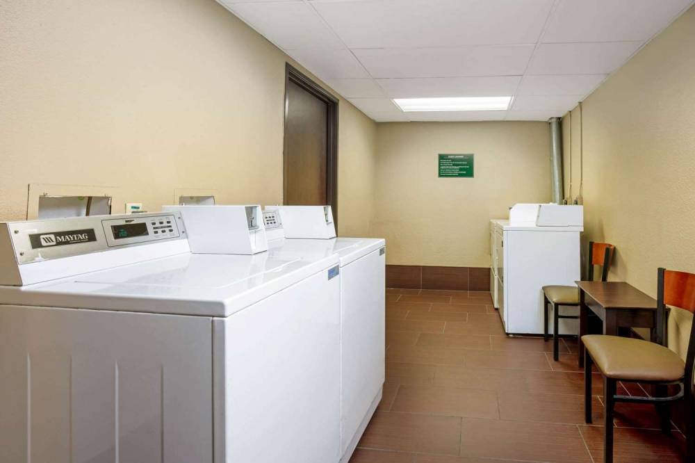 La Quinta Inn & Suites Las Vegas Tropicana 10
