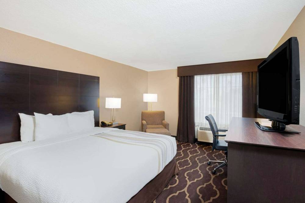 La Quinta Inn & Suites Las Vegas Tropicana 6