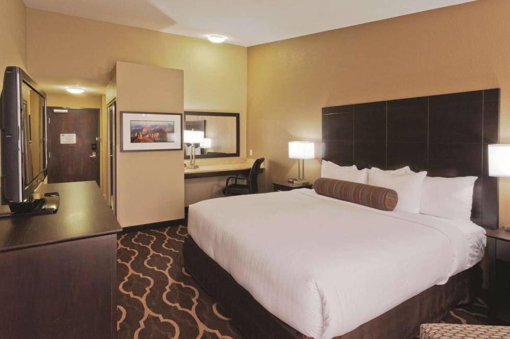 La Quinta Inn & Suites Las Vegas Tropicana 8