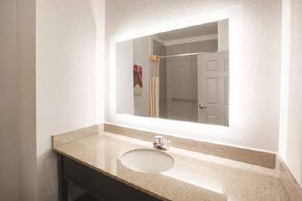 La Quinta Inn & Suites Mansfield 10