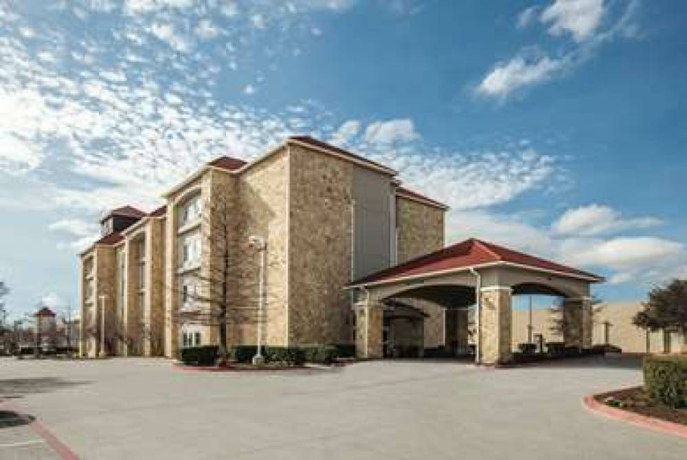 La Quinta Inn & Suites Mansfield 1