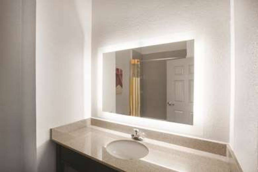 La Quinta Inn & Suites Mansfield 9