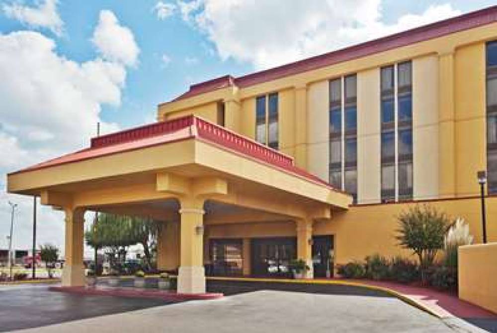 La Quinta Inn & Suites Memphis Airport Graceland 1