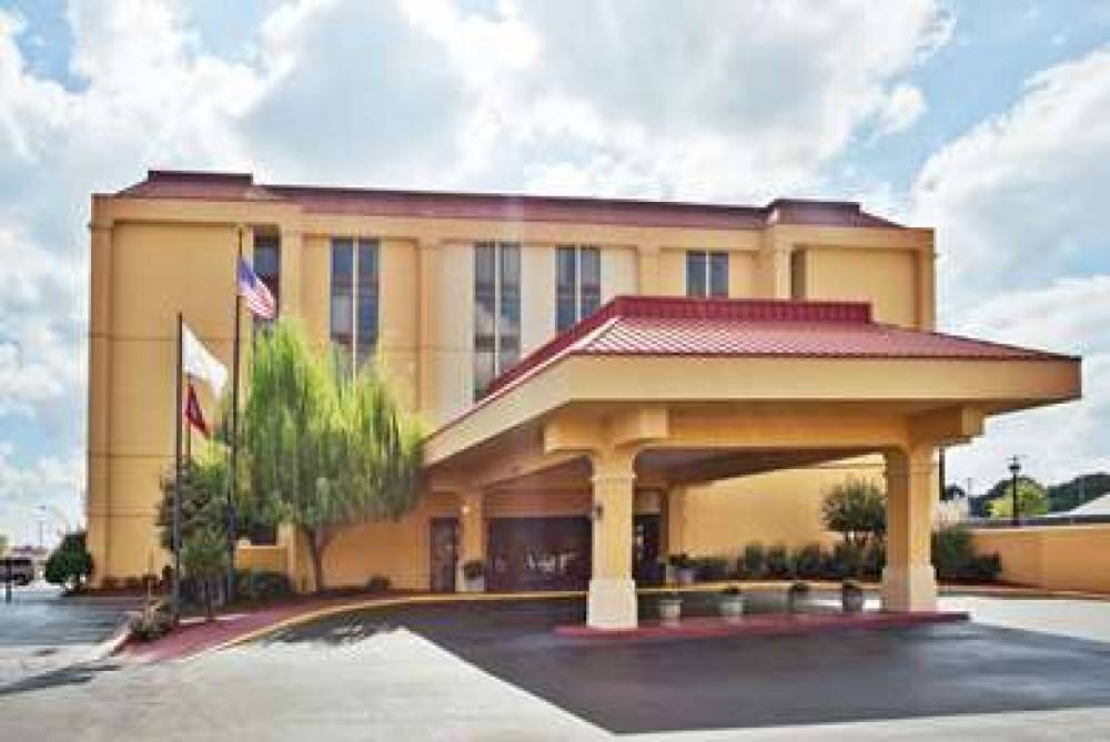 La Quinta Inn & Suites Memphis Airport Graceland 4