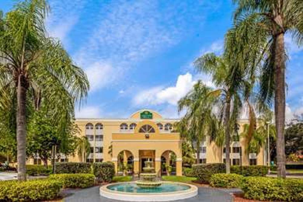 La Quinta Inn & Suites Miami Lakes 1