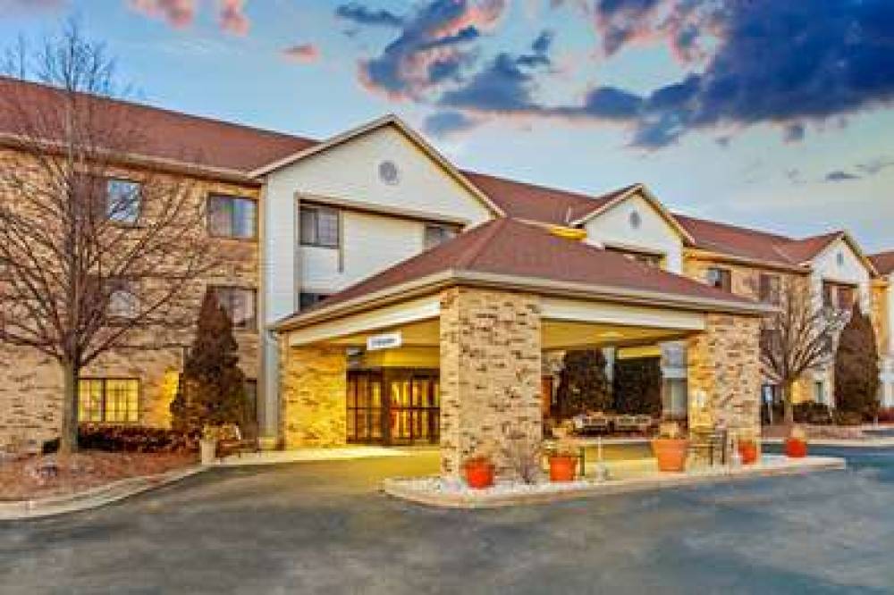La Quinta Inn & Suites Milwaukee Delafield