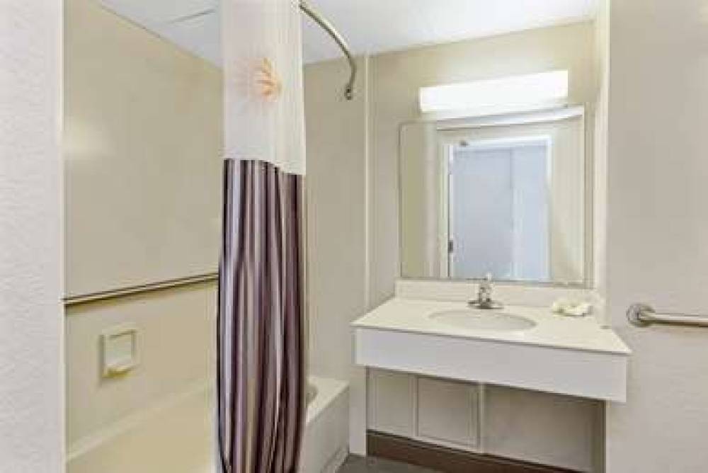 La Quinta Inn & Suites New Orleans Airport 8