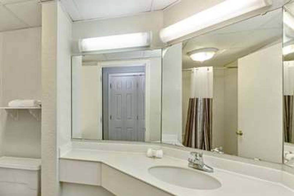 La Quinta Inn & Suites New Orleans Airport 9