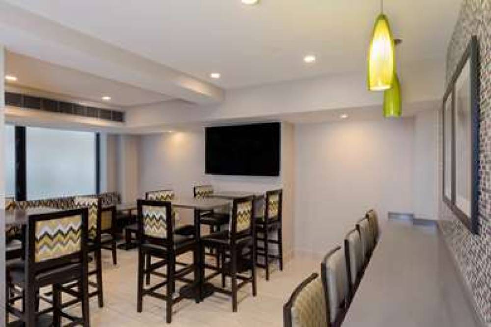 La Quinta Inn & Suites New York City Central Park 4