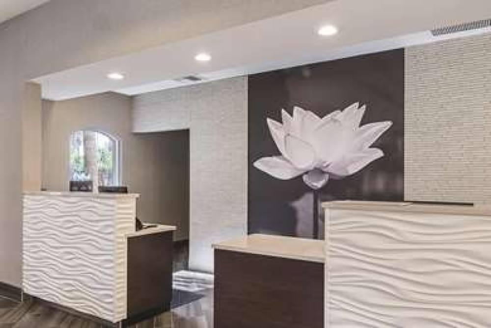 La Quinta Inn & Suites Ontario Airport 8