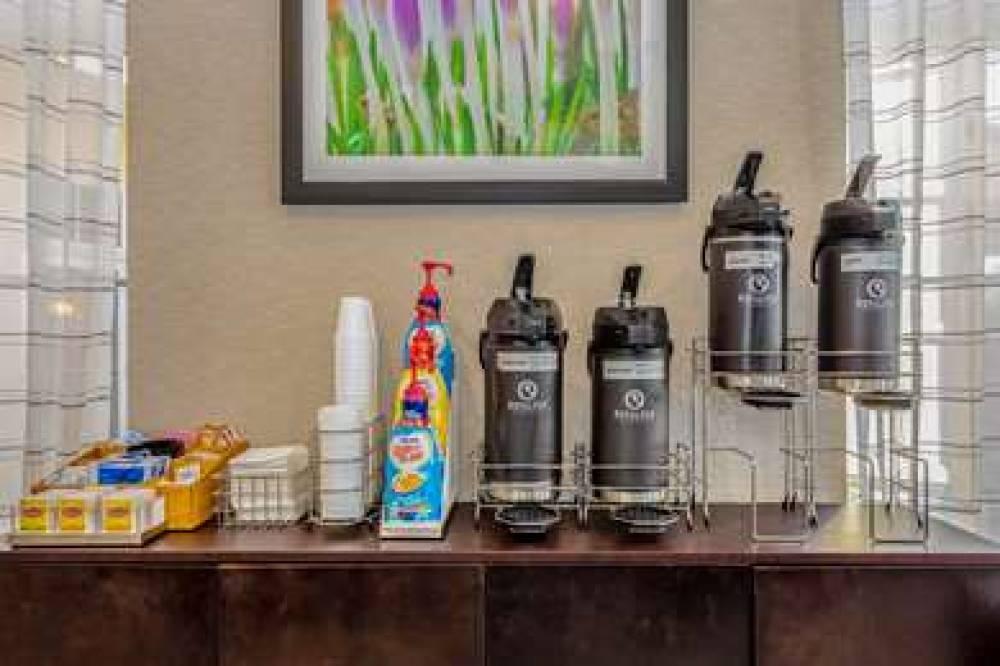 La Quinta Inn & Suites Orlando Airport North 8