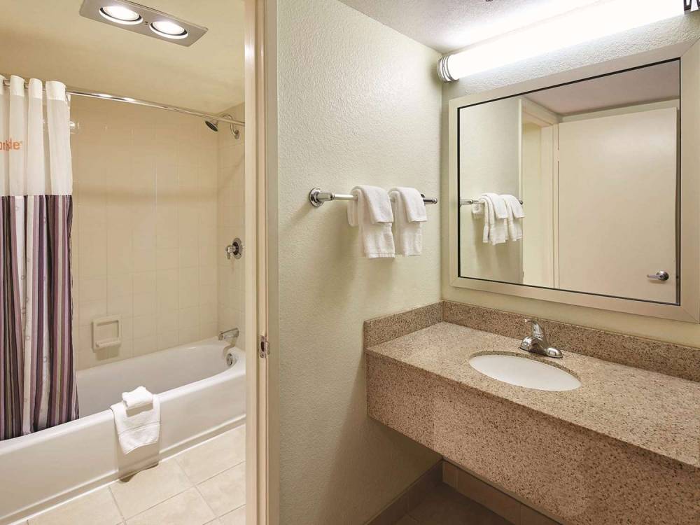 MISSION VIEW INN AND SUITES 1