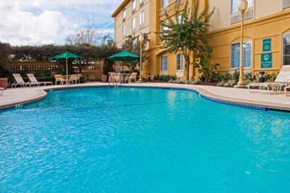 La Quinta Inn & Suites USF (Near Busch Gardens) 10