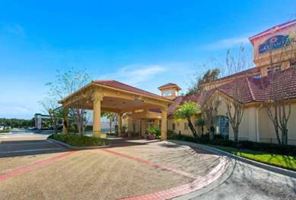 La Quinta Inn & Suites USF (Near Busch Gardens) 3