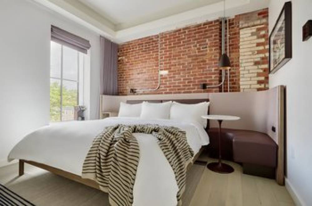 Lark Hotels 907 Main 3