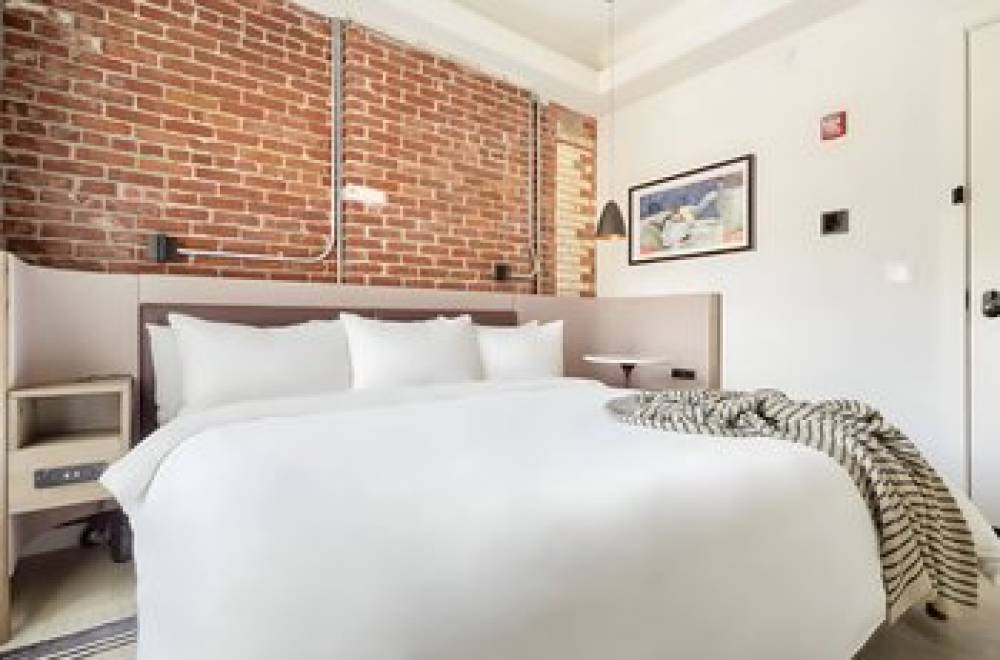 Lark Hotels 907 Main 4